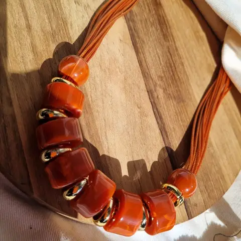 Maxi Colar Cordões e Resina Terracota

Maxi Colar Cordões e Resina Terracota